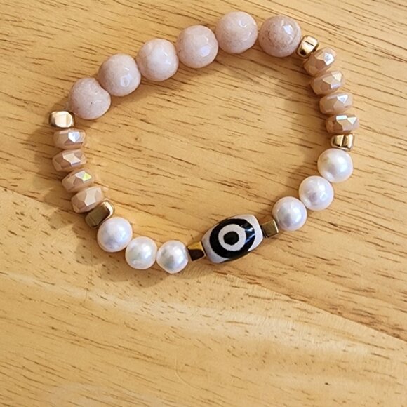 Chic Beaded Bracelet with Pearl and Gold Accents - Picture 2 of 5